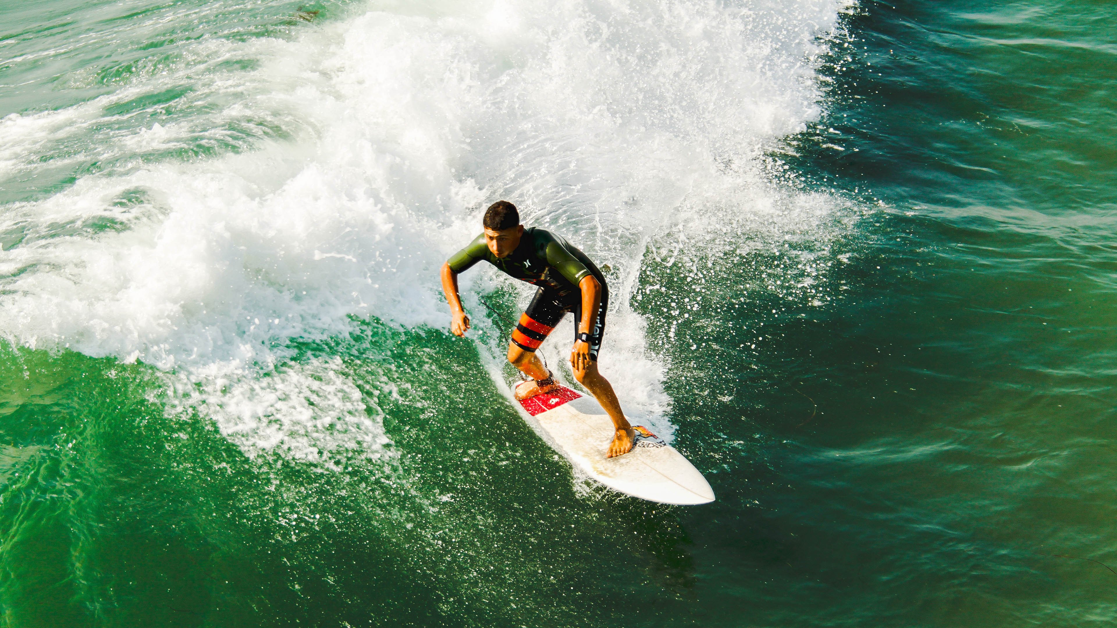 库里狂飙12记三分球,勇士大胜湖人迎赛季开门红